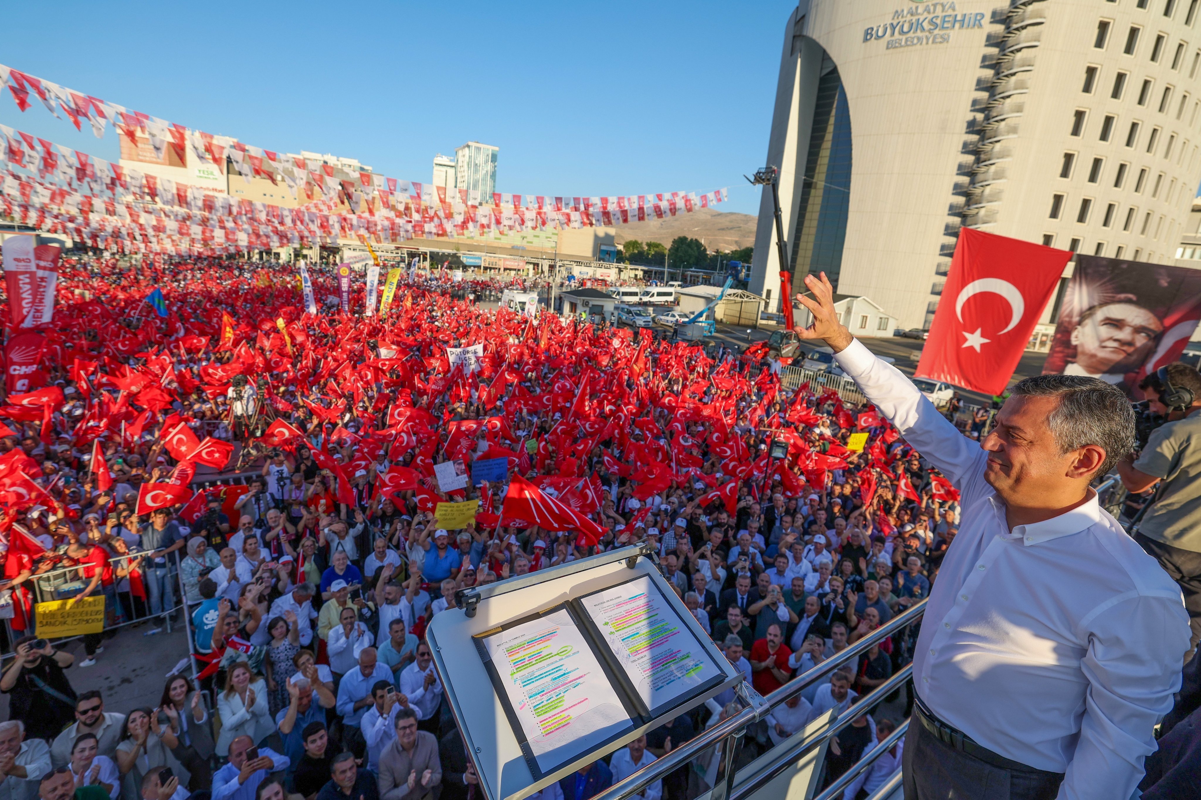 Kürsüden mahşeri kalabalığa seslendi: Erdoğan'a 'Türk-Kürt-Arap' ittifakı yanıtı