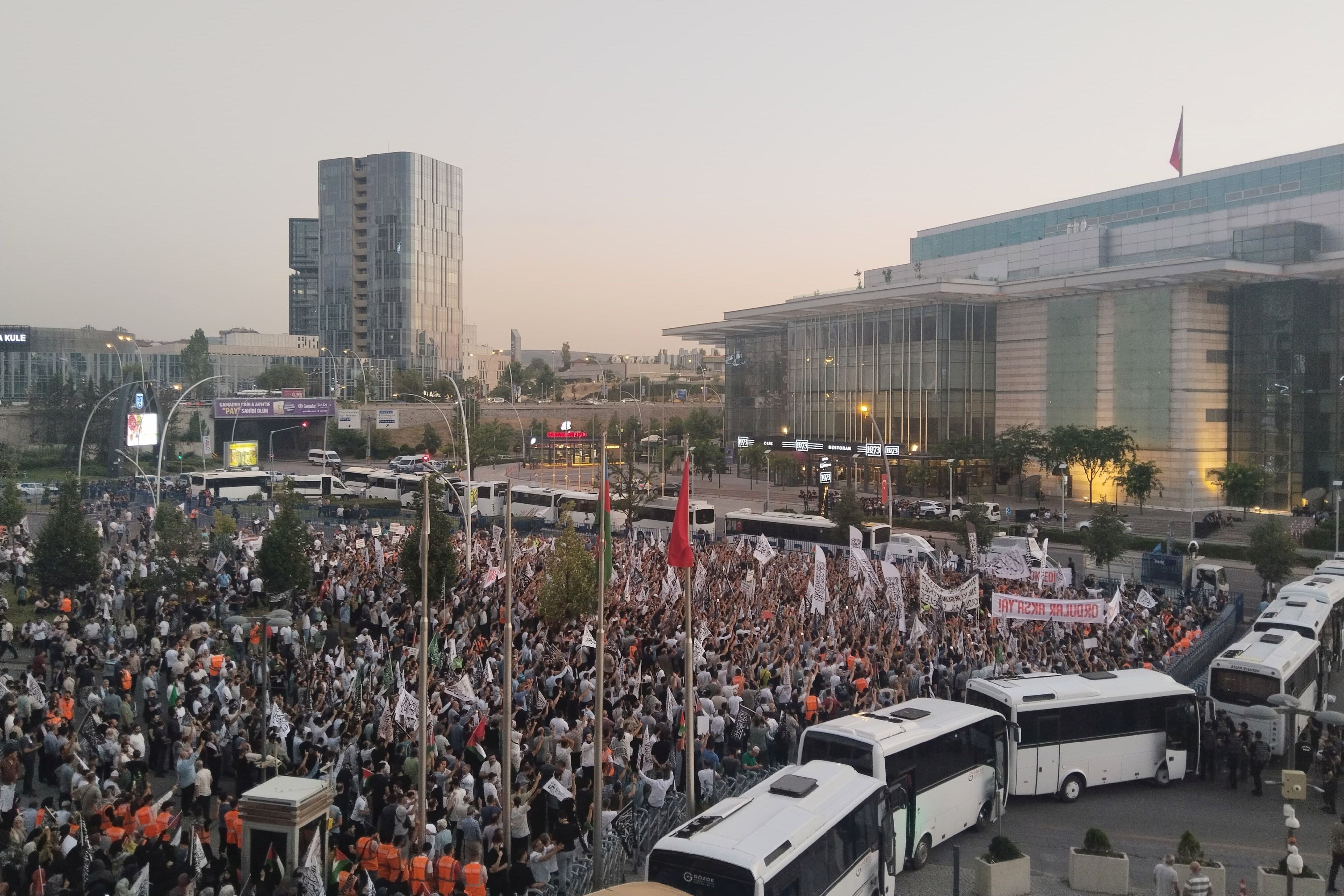 IBDA-C’li grup AKP'nin İsrail politikasını protesto etti: Leman’ı basanlar AKP’ye yürüdü!