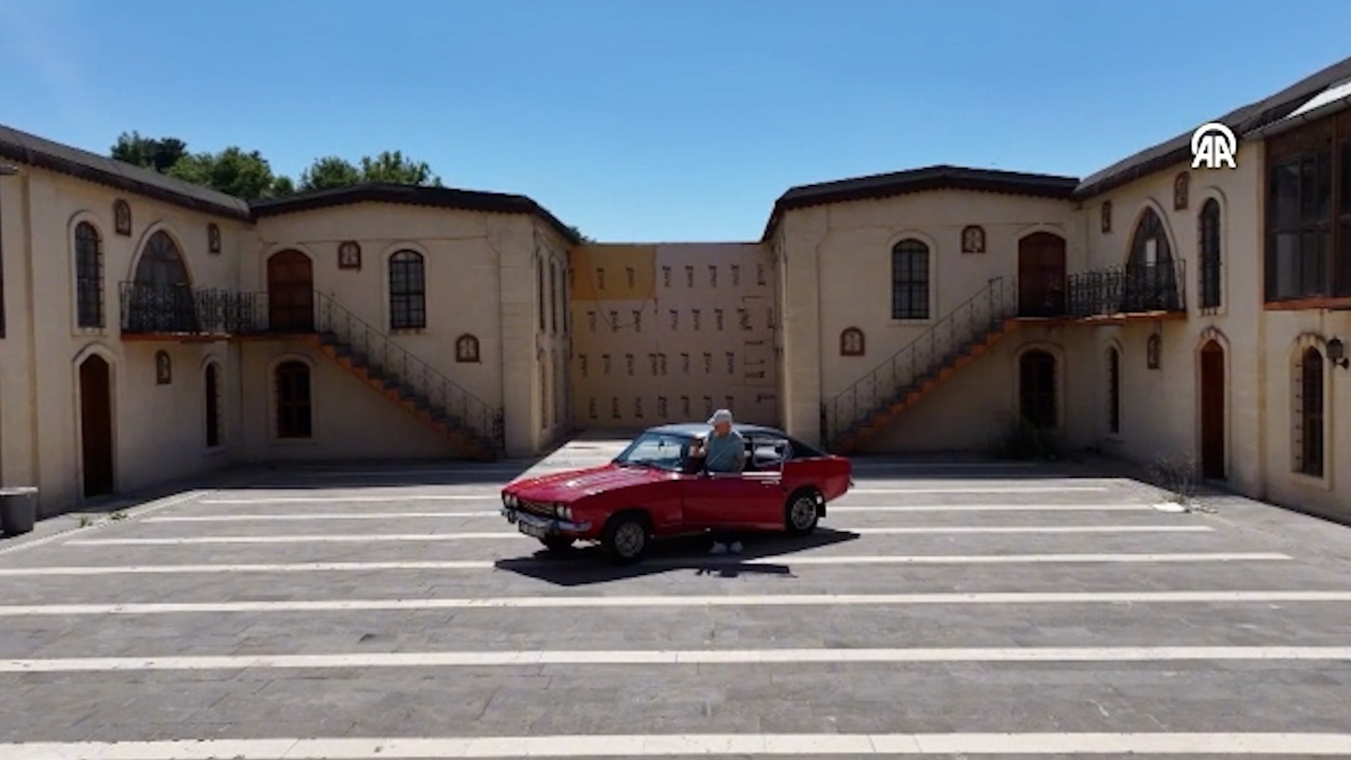Kıbrıs gazisi, yarım asırlık otomobiliyle gazilik hatıralarını yaşatıyor