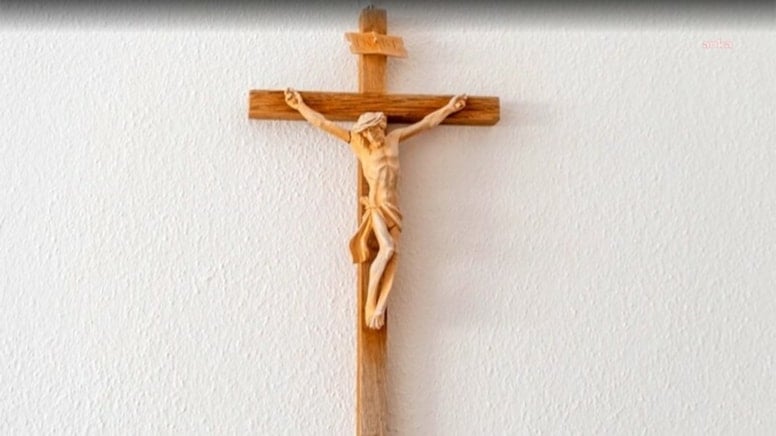 İki öğrenci dava etti, okuldaki haç işareti kaldırıldı