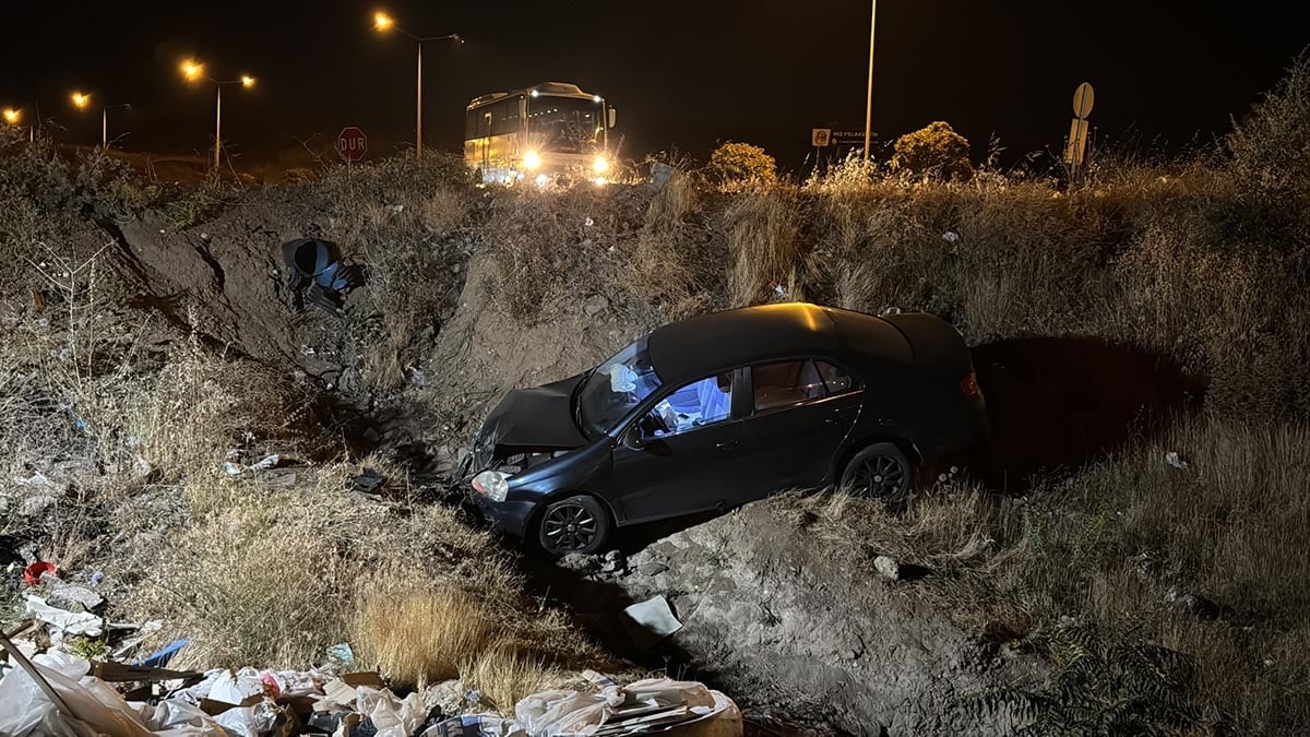 Elazığ’da otomobil şarampole devrildi
