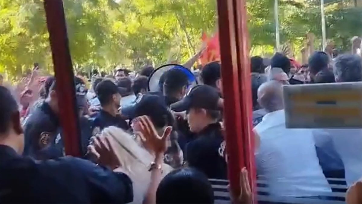 İşten çıkarılan 400 işçi, Büyükşehir Belediye Meclisi kapısına dayandı, polis müdahale etti