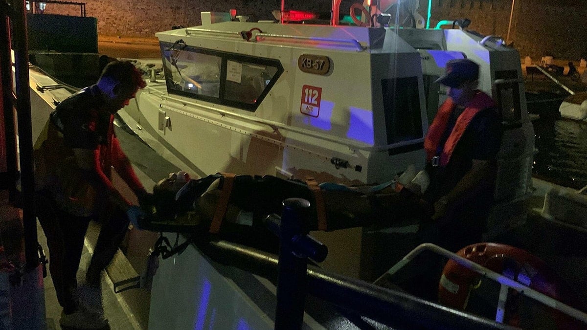 Trafik kazası geçiren kadının yardımına Sahil Güvenlik ekipleri yetişti