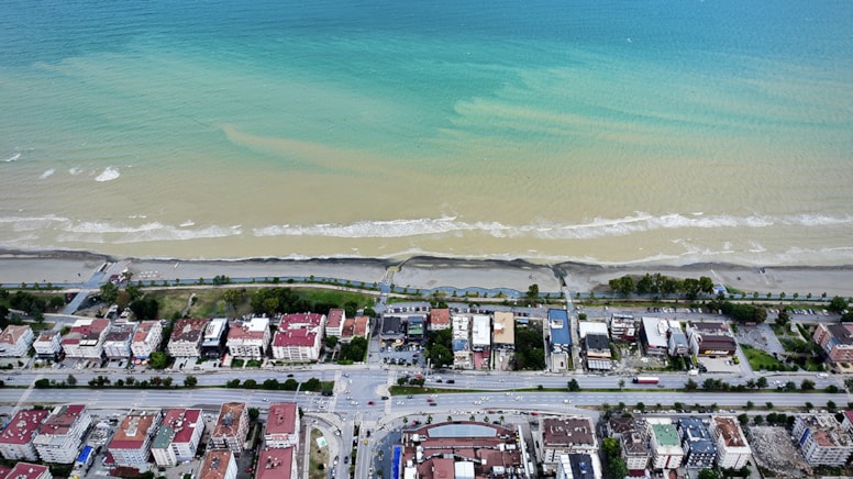 Görüntü Türkiye'den: Deniz 3 renge büründü