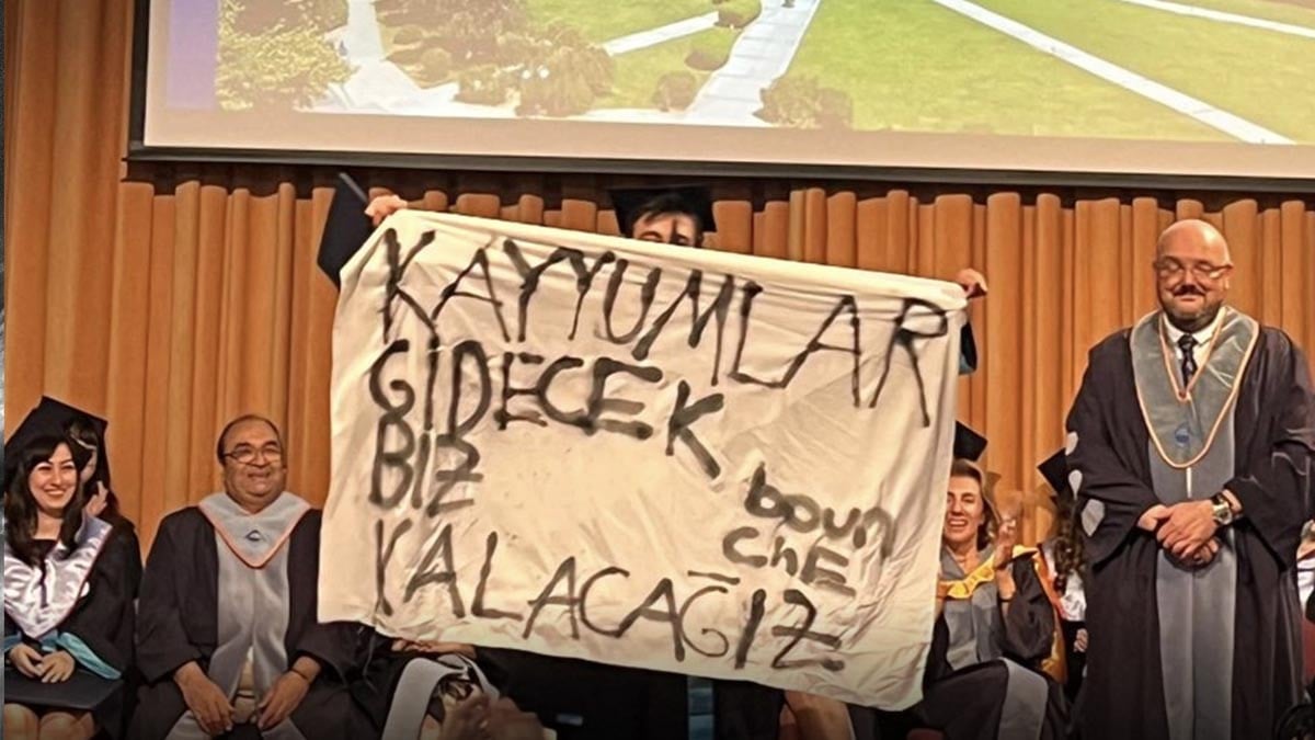 Kayyum karşıtı pankart açan gencin yüksek lisansı iptal edildi