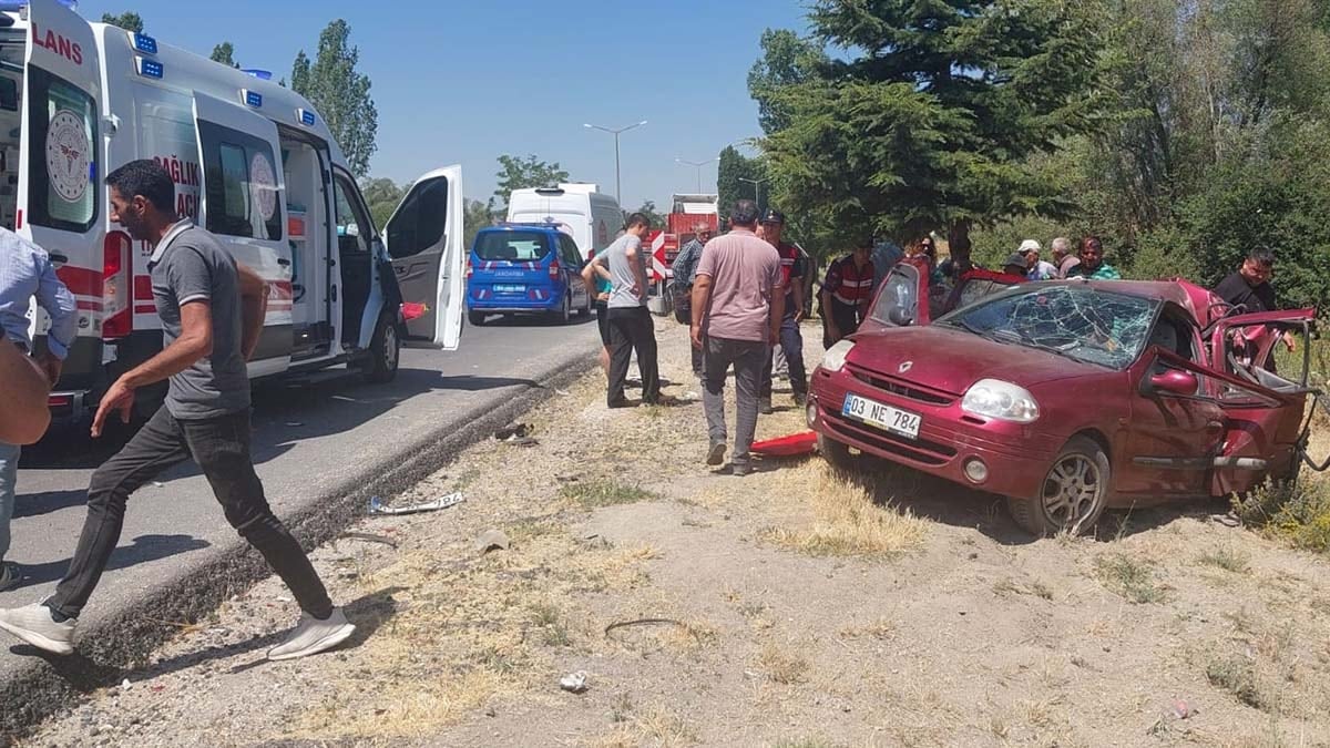 Afyonkarahisar’da TIR, otomobile çarptı: 1 ölü, 5 yaralı