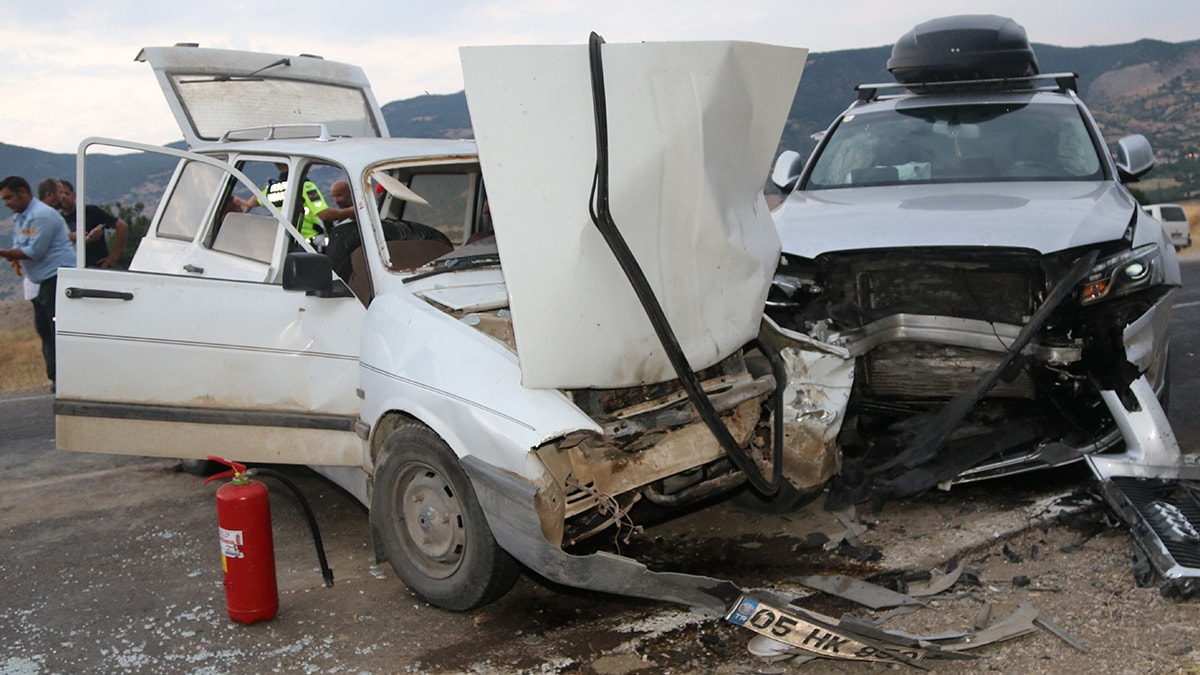 Amasya'da iki otomobil çarpıştı: 3 yaralı