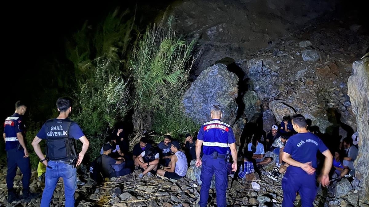 Marmaris’te kaçak göçmen operasyonunda 22 göçmen 3 organizatör yakalandı