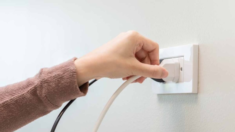 Bu 2 cihazı aynı prize takmak yangına neden oluyor: Sakın bu hataya düşmeyin!