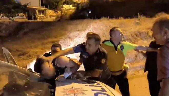 Benzin bidonuyla yakalandı linçten polis kurtardı