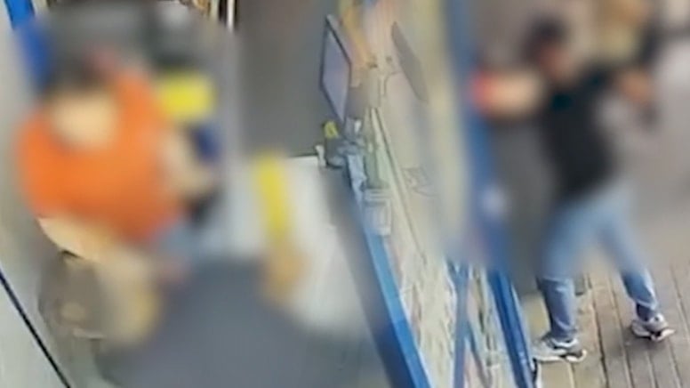 Markette dehşet anları! Müşterinin darbettiği kadın kasiyerin burnu kırıldı