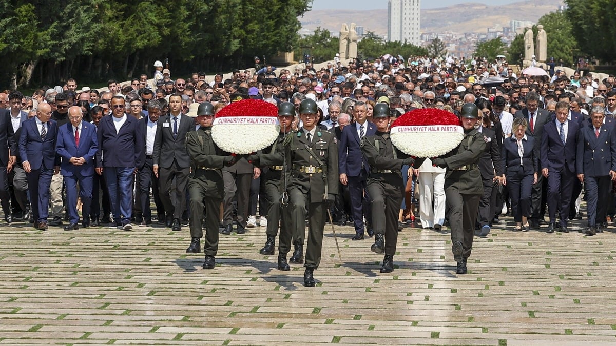 Özel'den Anıtkabir ziyareti