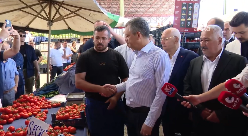 Özgür Özel ile konuşan pazar esnafı: 'Akşam üstü gelin burada ağlama sesi duyarsınız'