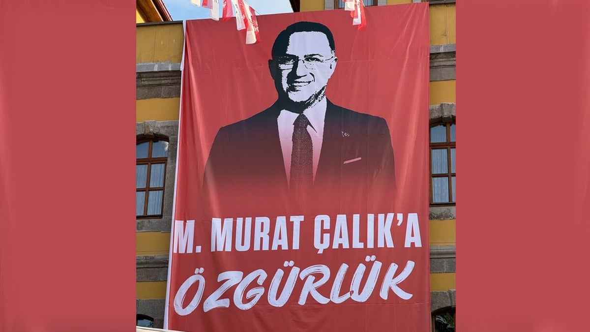 Trabzon mitinginin yapılacağı meydanda dikkat çeken afiş