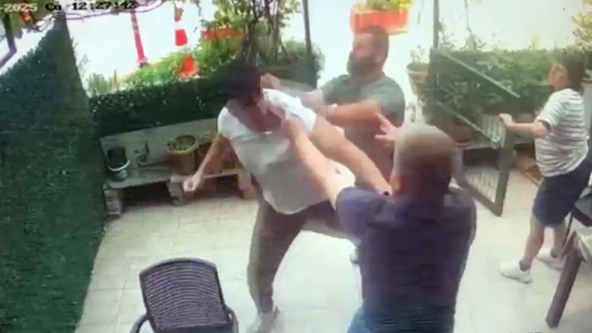 Kız arkadaşını hatalı park nedeniyle uyaran esnafı yumrukladı