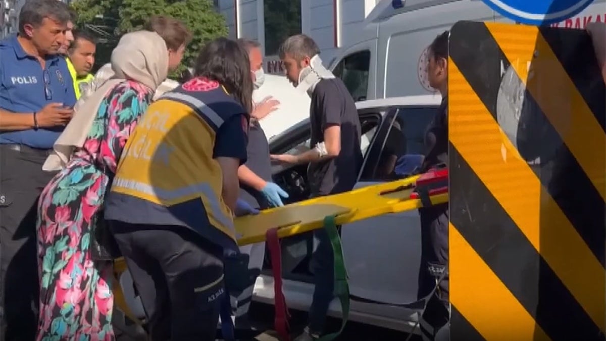 Otomobil polis aracına çarptı: 1'i trafik polisi 2 kişi yaralandı