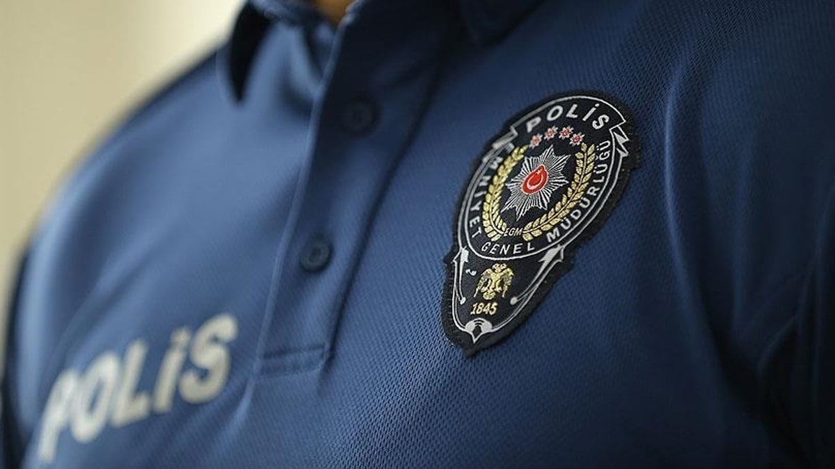 Gazi polis memuruna yumruk atıp tişörtünü yırttı!