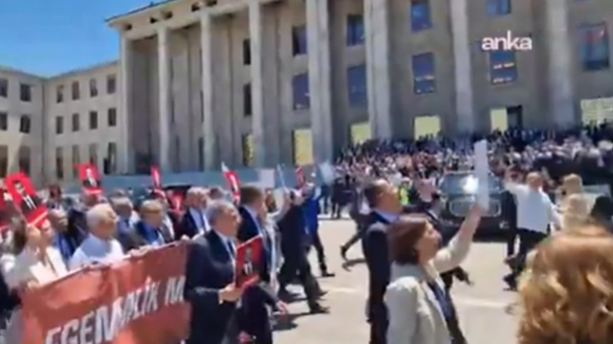 Böylesi şimdiye kadar ilk kez oldu! CHP'li ve AKP'li vekillerin sokakta slogan savaşı