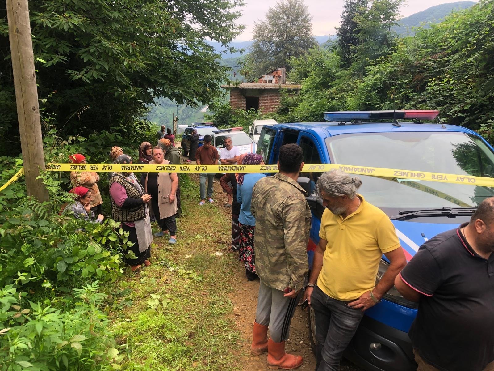 Minibüs, yamaçtan yuvarlandı; 2 ölü, 3 yaralı