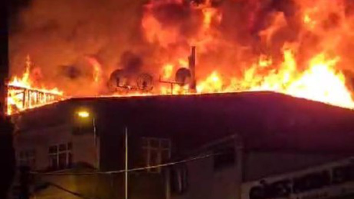 İstanbul'da 3 katlı binanın çatısı alev alev yandı