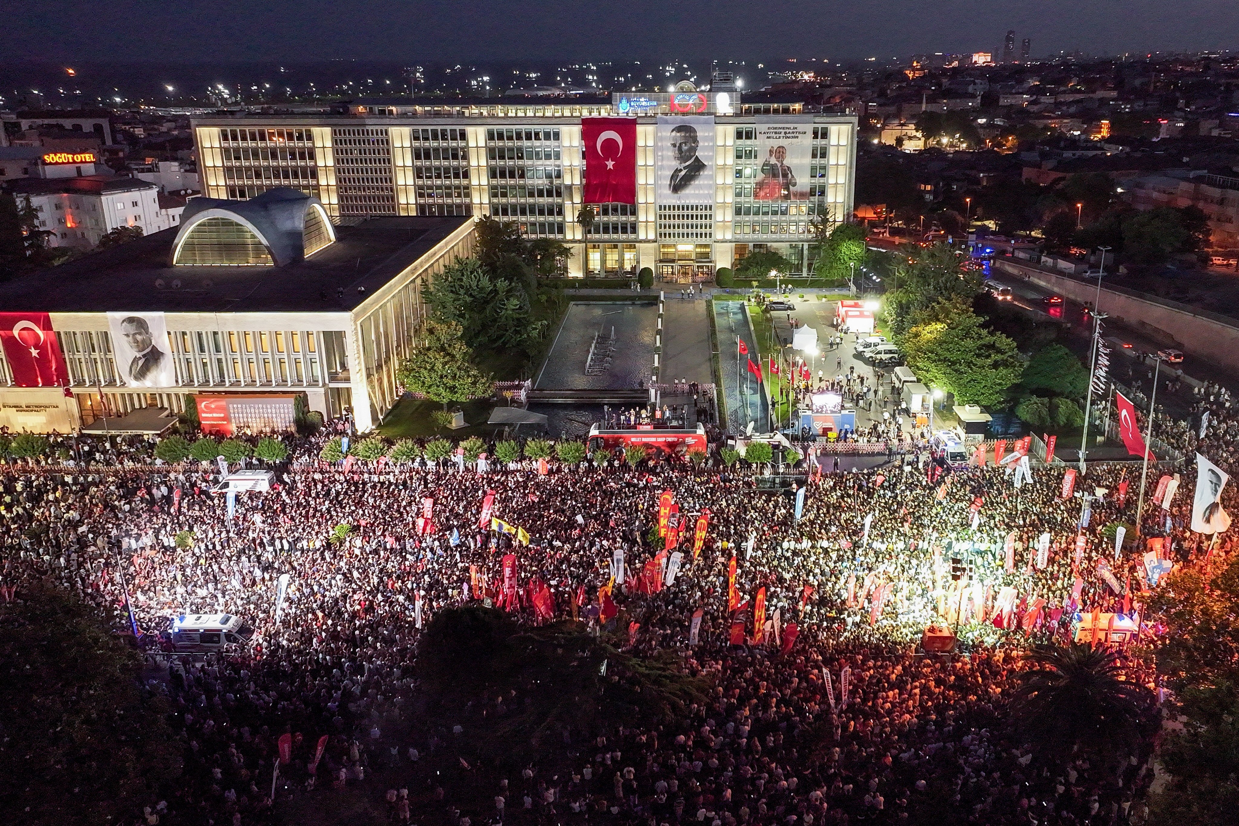 Reuters Saraçhane mitingini canlı yayınladı