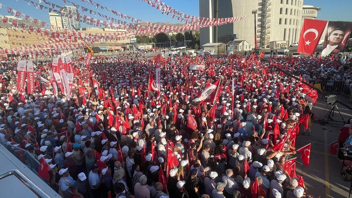 CHP Malatya mitinginde 'Şehitler Ölmez Vatan Bölünmez' sloganları