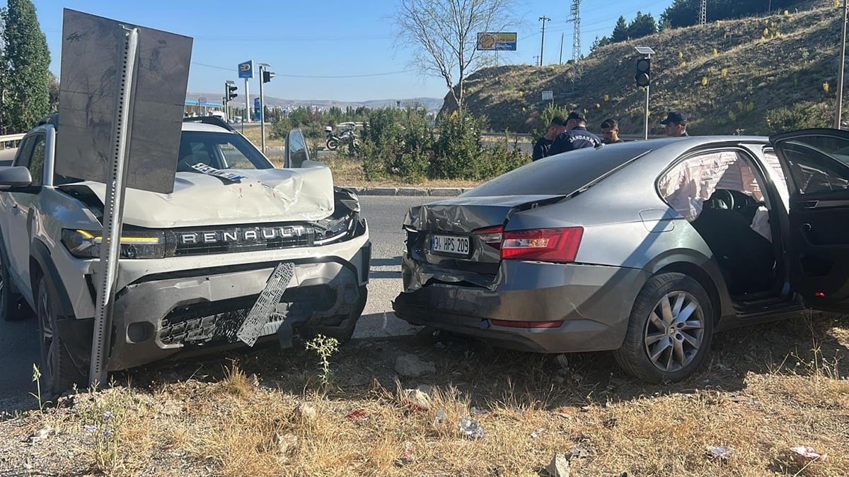 Sivas'ta iki otomobilin çarpıştığı kazada 5 kişi yaralandı