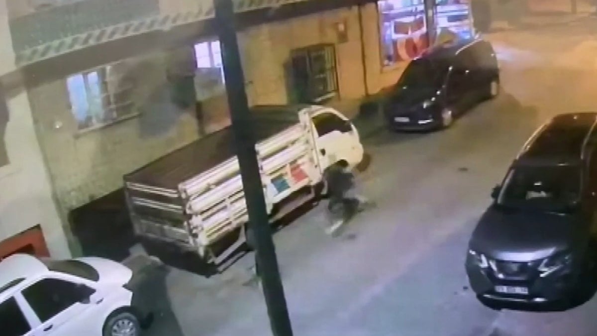 Sokak ortasında boğazından bıçakladı: 'Eşime mesaj attı' dedi