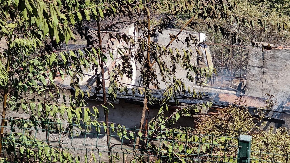 Sultangazi'de yangın: İki ev kullanılmaz halde