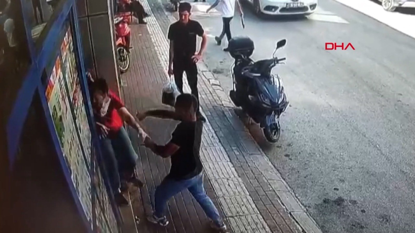 Sıra beklediği için sinirlendi; Kasiyer kadının burnunu kırdı!