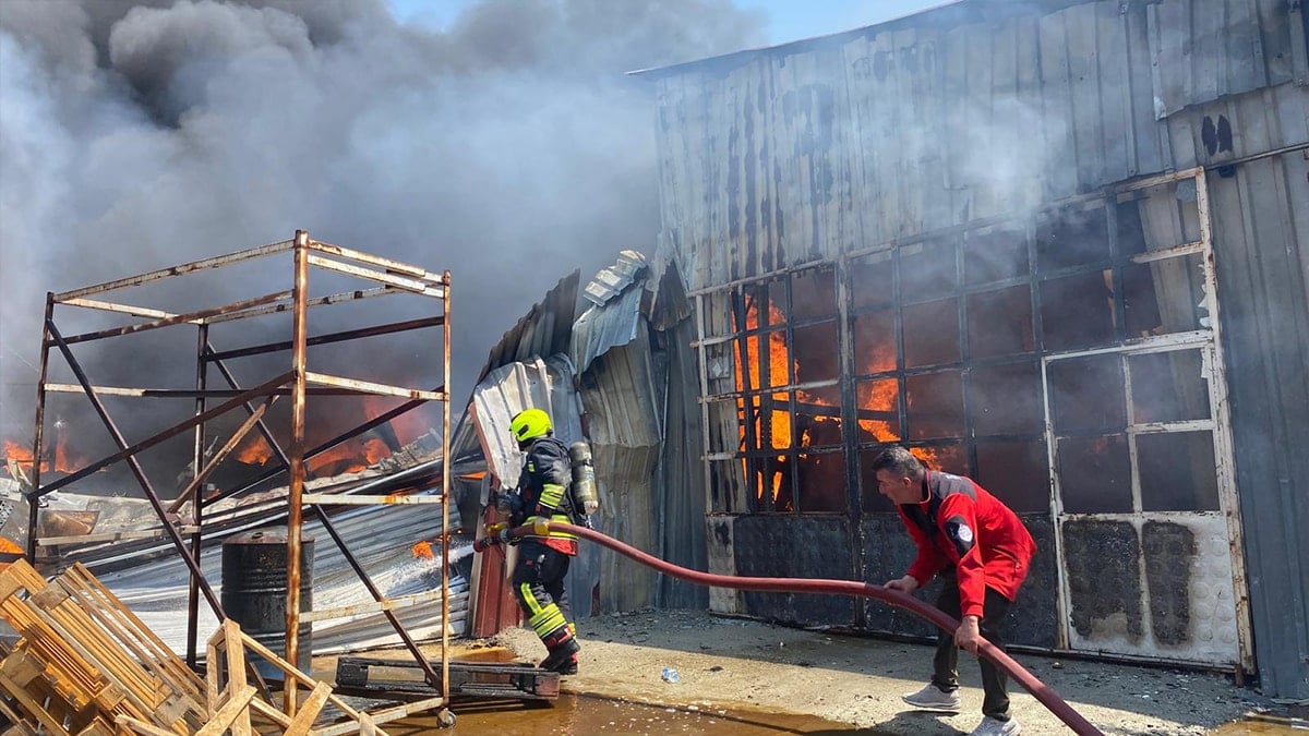 Bolu'da fabrikada yangın: Dumanlar şehrin birçok noktasından görülüyor!