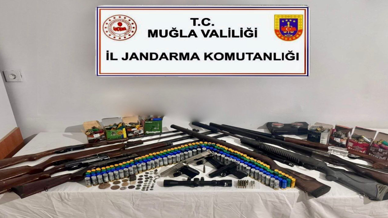 Evini  kaçak tarihi eser ve silah deposu haline getirmiş