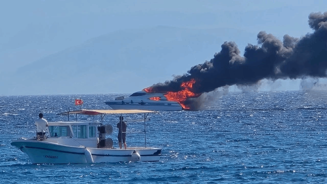 Çeşme'de korkutan yat yangını! Küle döndü