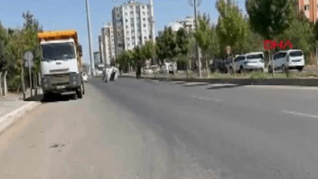 Diyarbakır'da kaldırıma çarpan otomobil yan yattı: 2 yaralı