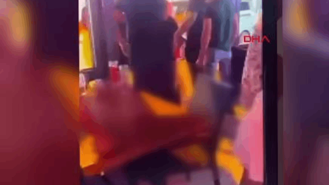 Eğlence mekanında tekmeli, yumruklu 'hesap' kavgası kamerada
