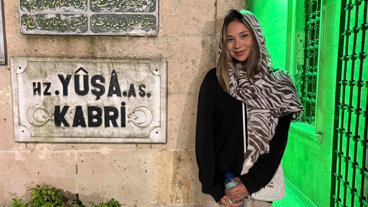 Müstehcenlik suçlaması ile yargılanan Türk fenomen tesettüre girdi