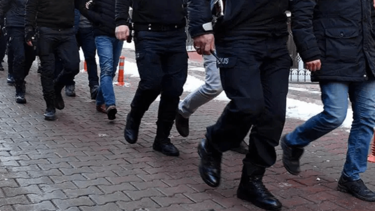 Mersin'deki fuhuş operasyonunda 22 kişi yakalandı