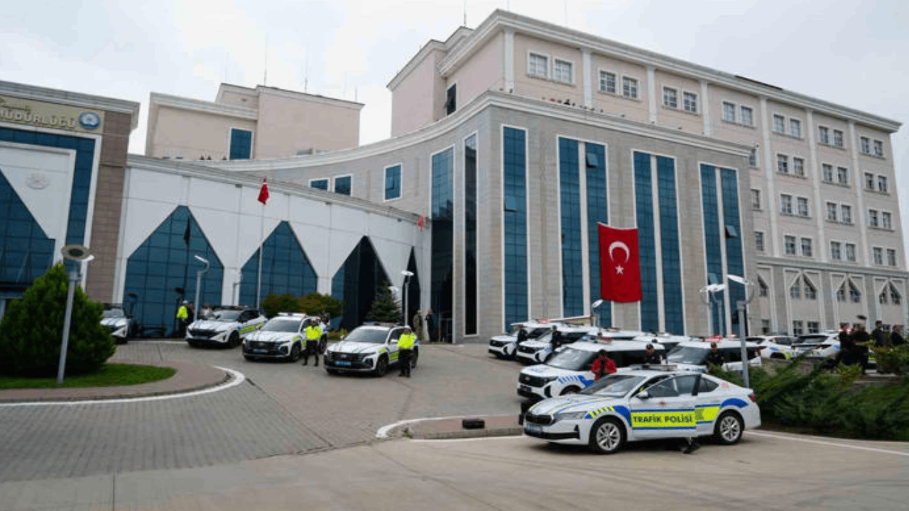 Baba- oğul polis merkezini birbirine kattı: Gazi polisi dövdüler