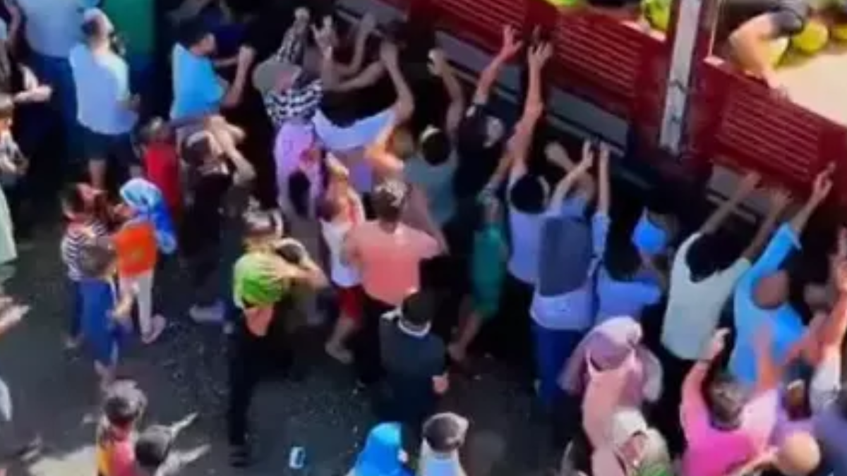 Yarım saatte tükendi: Cuma çıkışı 15 tonunu ücretsiz dağıttı