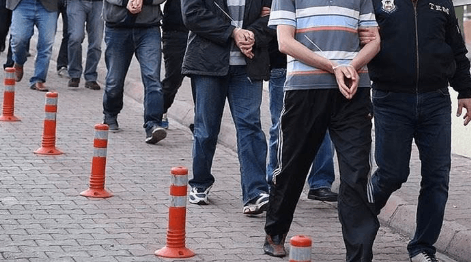 Osmaniye'de 2 iş yerini kurşunladıkları iddiasıyla yakalanan 3 zanlı tutuklandı