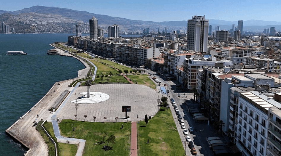İzmir'de sıcak hava nedeniyle Kordon boş kaldı