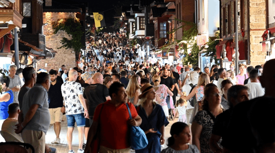 Antalya'ya 1 günde 102 bin 6 yabancı turist geldi