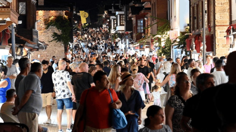 Antalya'ya 1 günde 102 bin 6 yabancı turist geldi