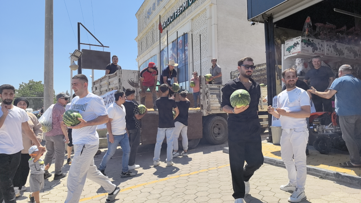 Müşteri çekmek için tonlarca karpuzu ücretsiz dağıttılar
