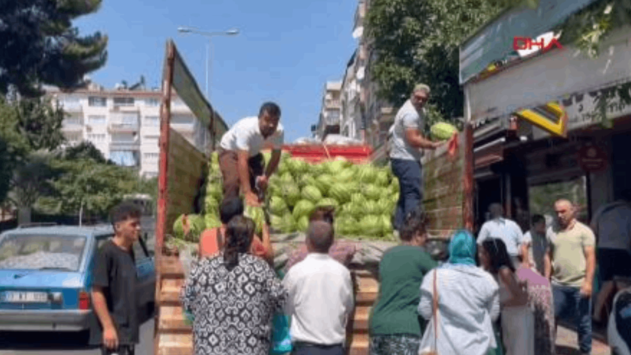 Babasının ölüm yıldönümünde 1 kamyon karpuz dağıttı