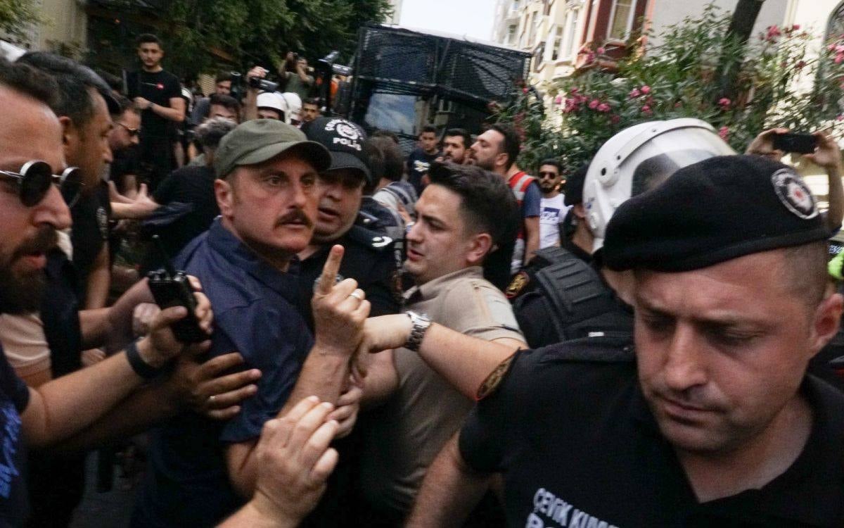 Gazetecileri tehdit etmesiyle tanınıyordu: Emniyet müdürü terfi etti