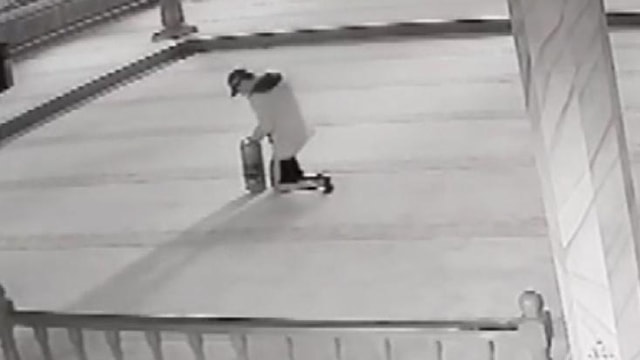 Tarihi camiyi yangın tüpüyle birbirine kattılar!