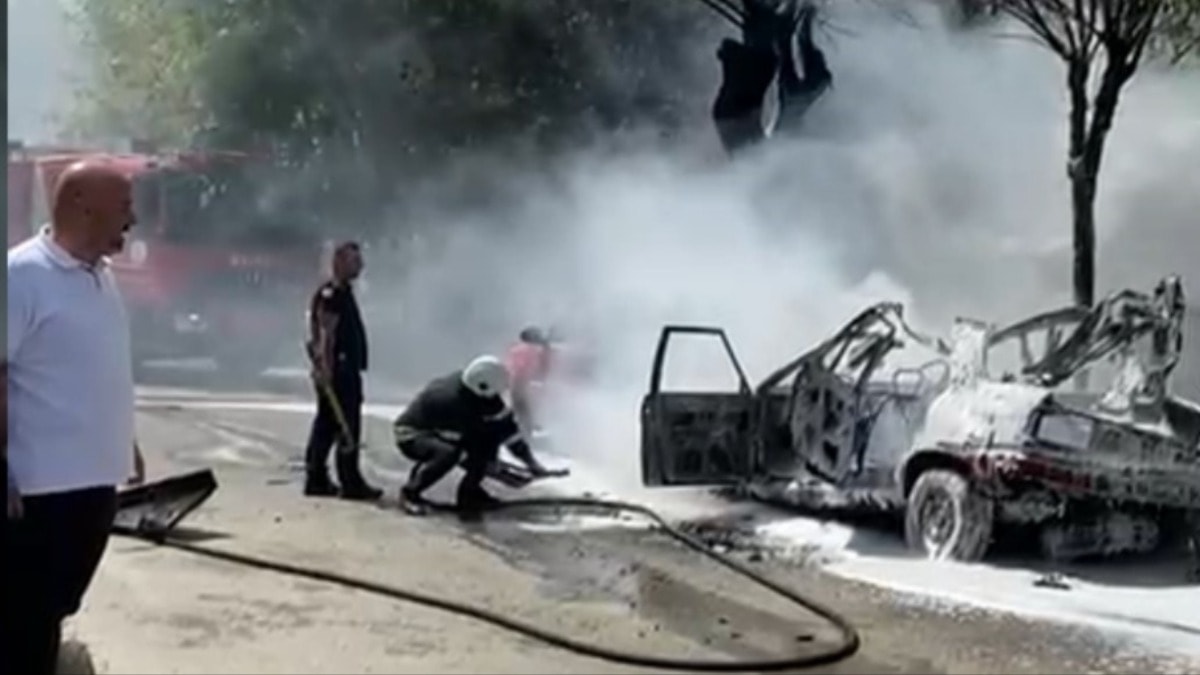Kocaeli'de 2 otomobil küle döndü