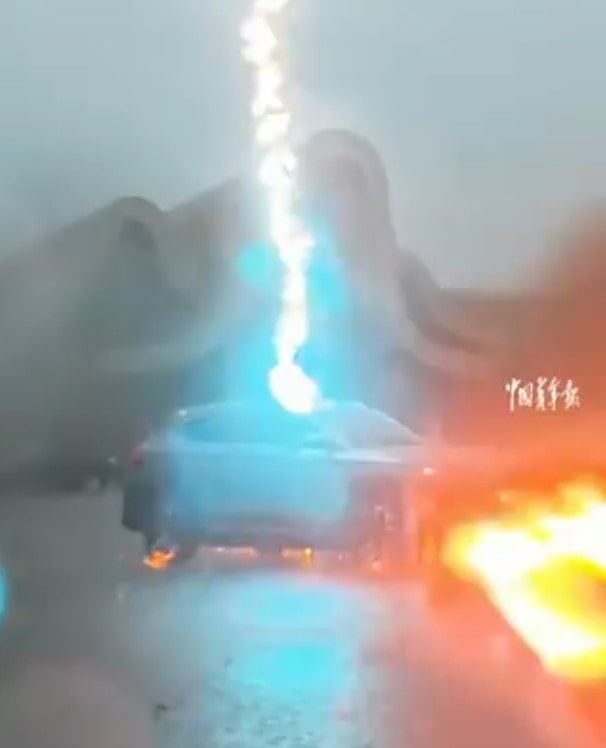 Yıldırım çarpan elektrikli SUV