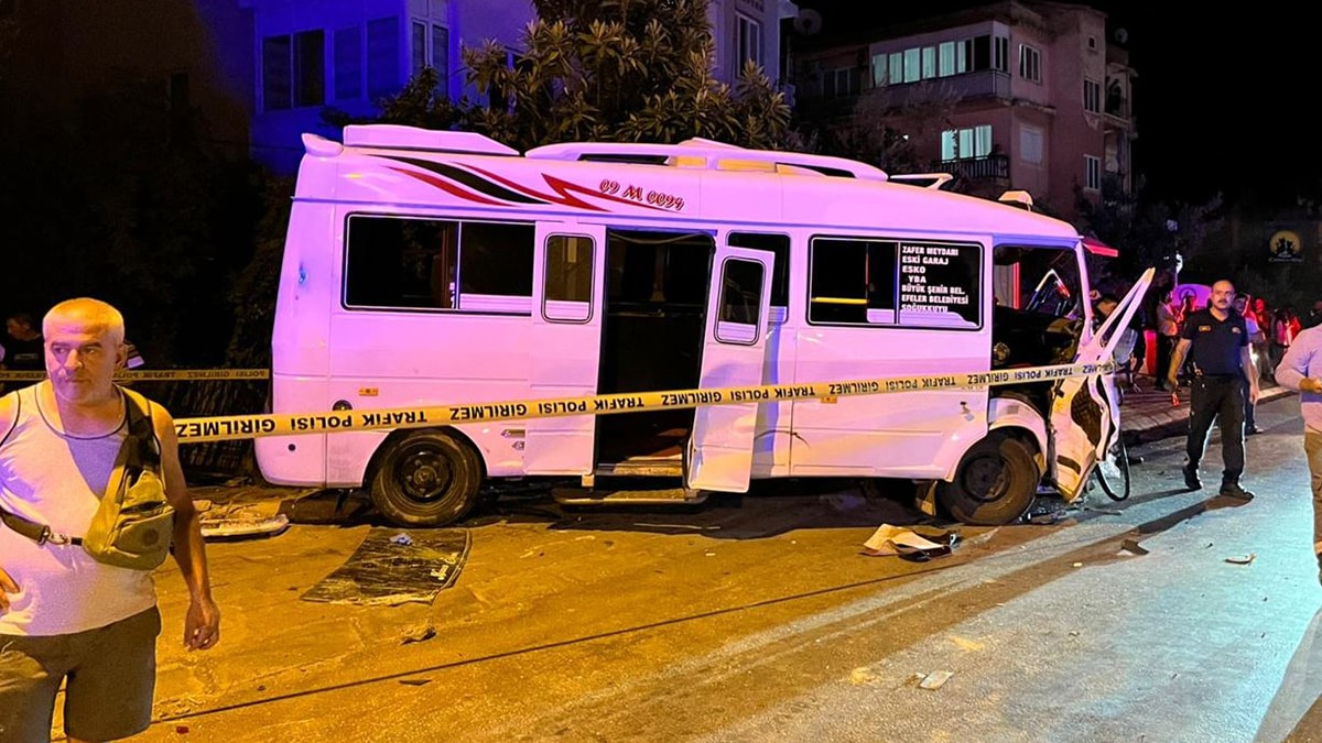 Aydın’da otomobil ile yolcu minibüsü çarpıştı: 11 yaralı
